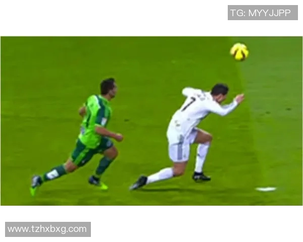 足球明星搞笑假摔合集让你捧腹大笑的精彩瞬间回顾 足球明星搞笑假摔合集让你捧腹大笑的精彩瞬间回顾