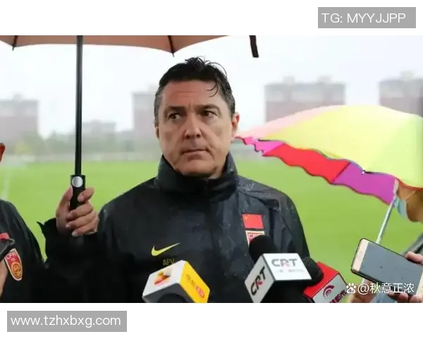 街头偶遇足球明星瞬间曝光引发球迷热议与追捧